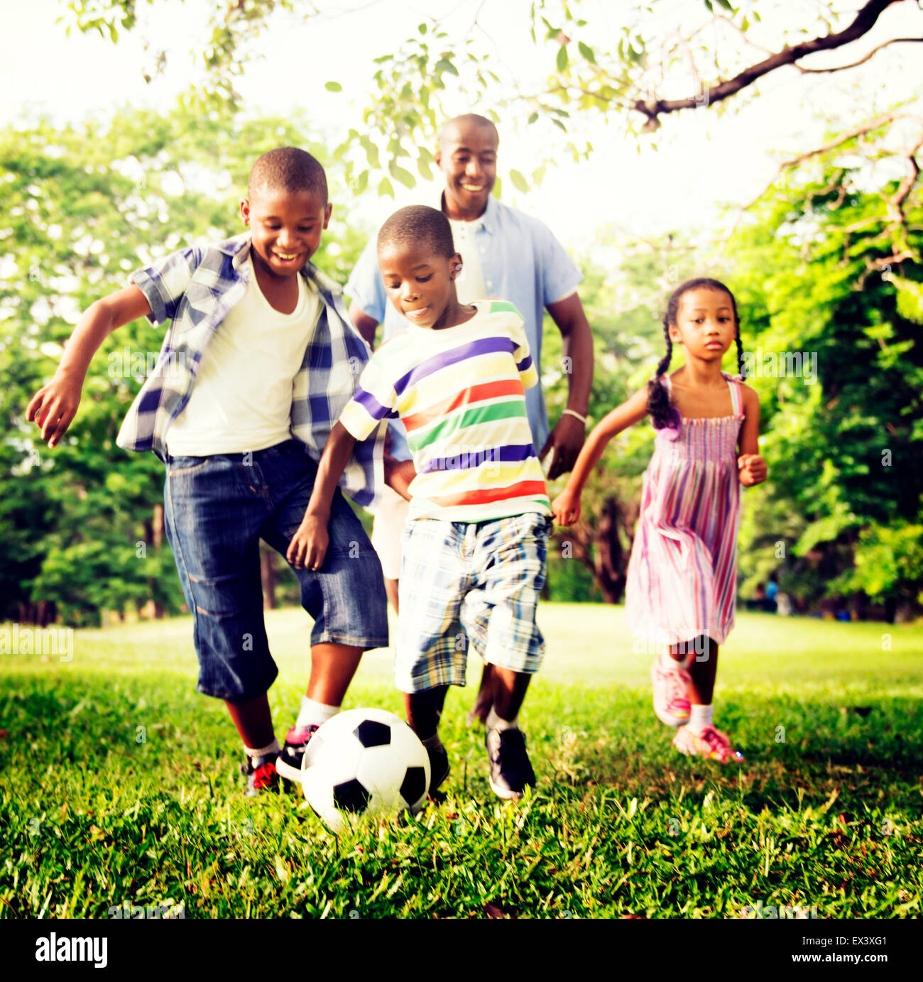 La felicidad de la familia africana para vacaciones de concepto de actividad Foto de stock