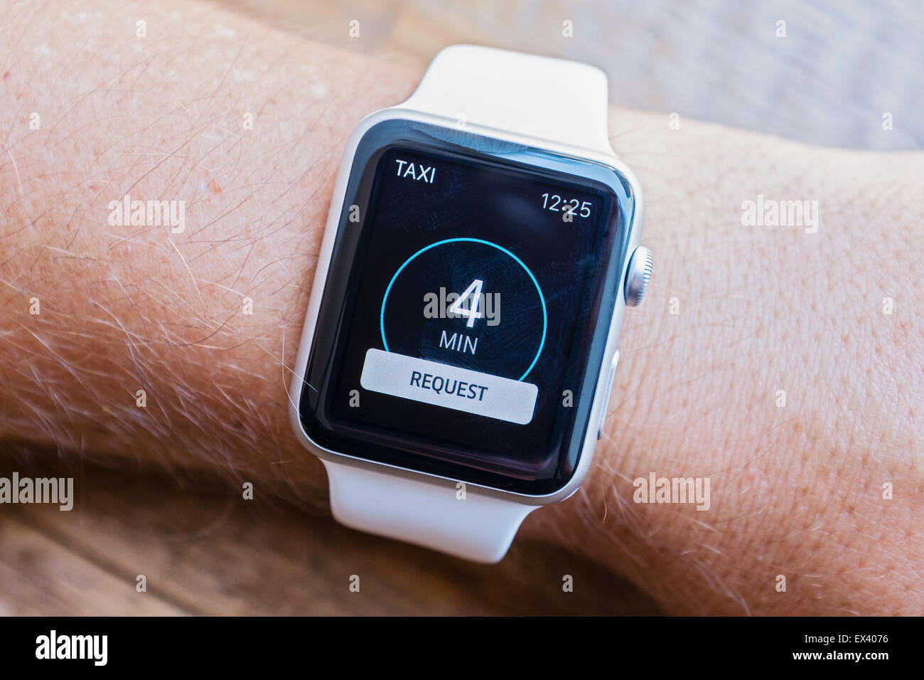 Super Taxi aclamar app que muestra la hora en el taxi libre más cercano en un Apple Watch Foto de stock