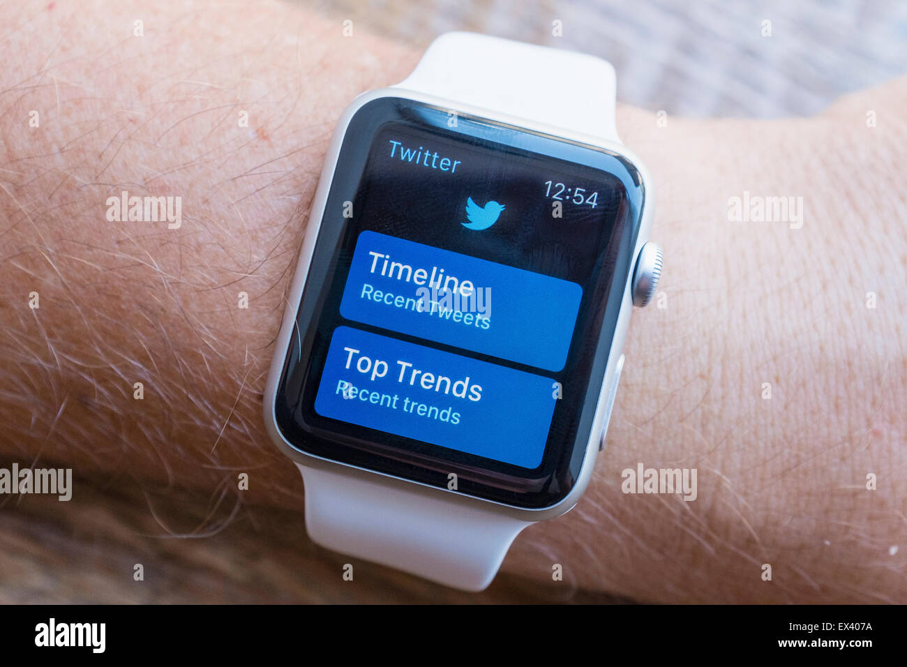 Los medios de comunicación social twitter app en un Apple Watch Foto de stock