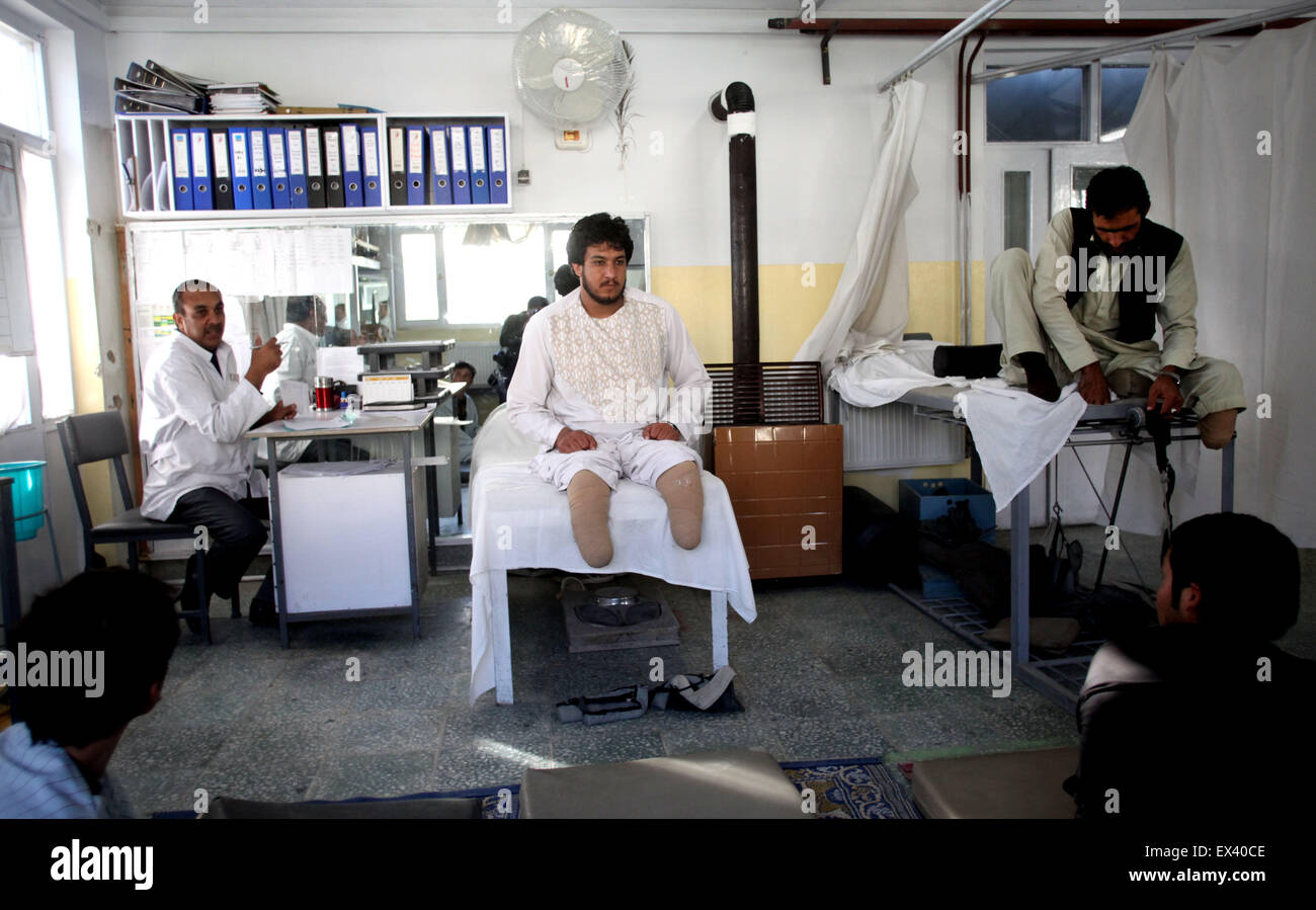 Kabul, Afganistán. 6 de julio de 2015. Los hombres discapacitados afganos reciben tratamiento en el centro ortopédico del Comité Internacional de la Cruz Roja en Kabul, Afganistán, el 6 de julio de 2015. Crédito: Ahmad Massoud/Xinhua/Alamy Live News Foto de stock
