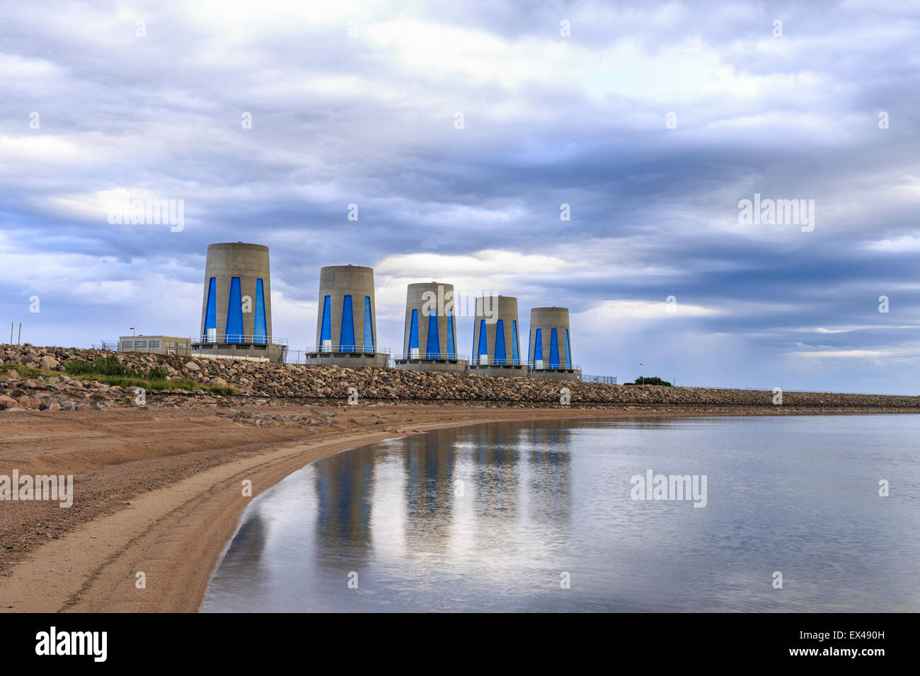Las turbinas hidroeléctricas en Gardiner presa sobre el lago Diefenbaker, Saskatchewan, Canadá. Foto de stock