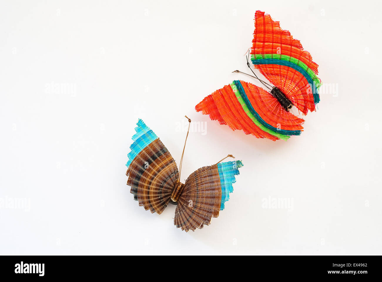 Coloridas mariposas encima de acuarelas en papel con textura Foto de stock