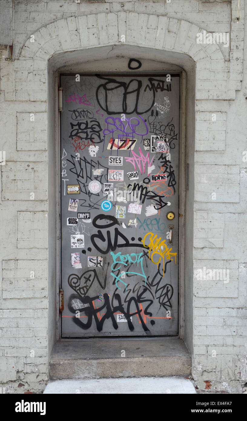 Graffiti en la puerta, NYC Foto de stock