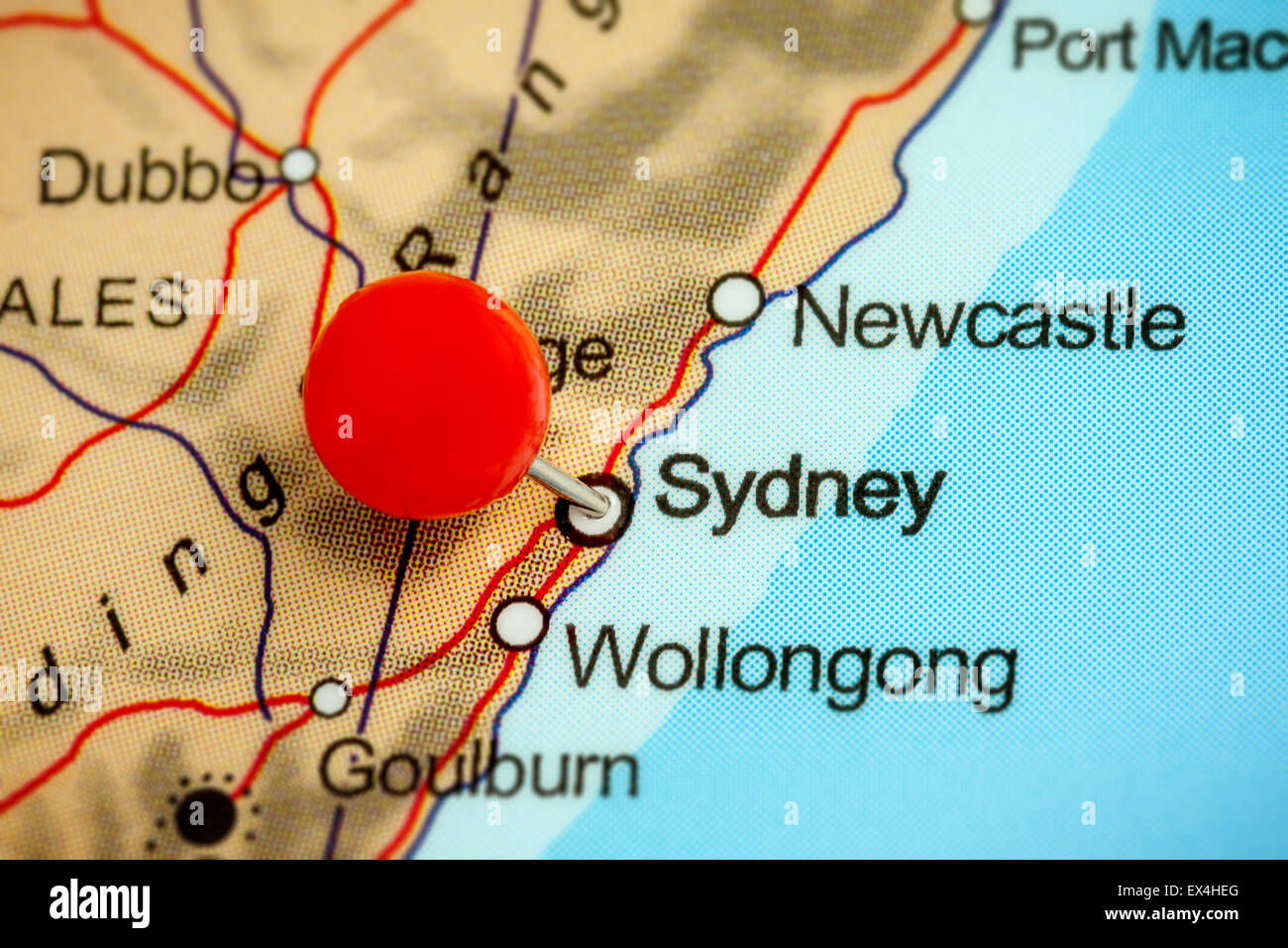 Close-up de una chincheta roja sobre un mapa de Sydney, Australia Foto de stock