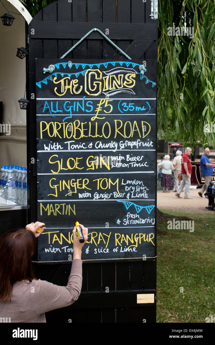 Mujer escrito sobre gin signo de calado, Stratford-upon-Avon, el Festival del Río, REINO UNIDO Foto de stock