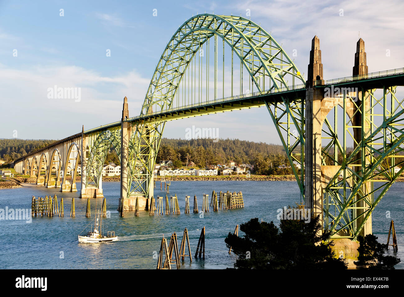 Yaquina Bay Bridge y botes de pesca, Newport, Oregon, EE.UU. Foto de stock