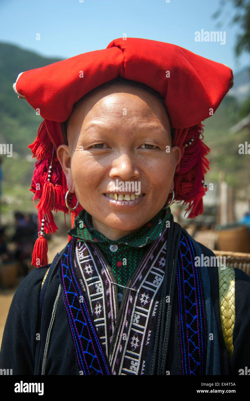 Dao rojo mujer de Lai Chau, provincia del norte de Vietnam. Foto de stock