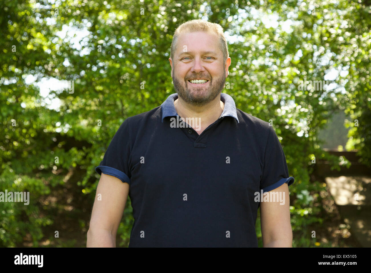 Retrato de hombre de mediana edad afuera sonriendo Foto de stock