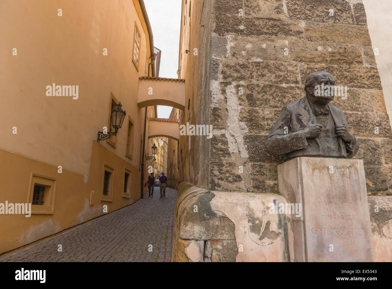 Estatua de Churchill,escultura, un busto del Primer Ministro británico Winston Churchill en el barrio del castillo (Hradcany) de Praga, República Checa. Foto de stock