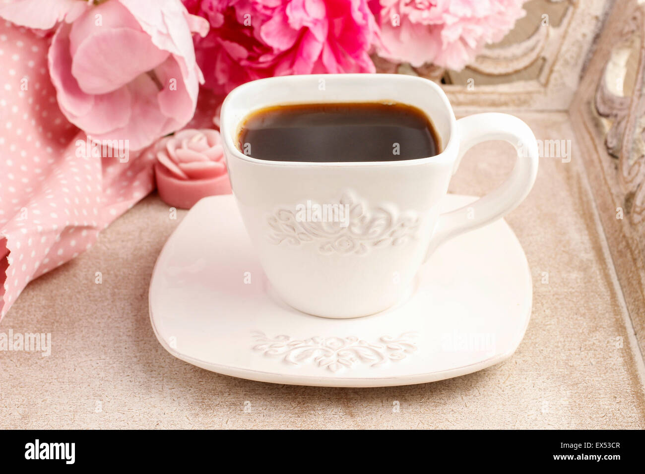 Taza de café y hermosa rosa peonías en el fondo. Party Time Foto de stock
