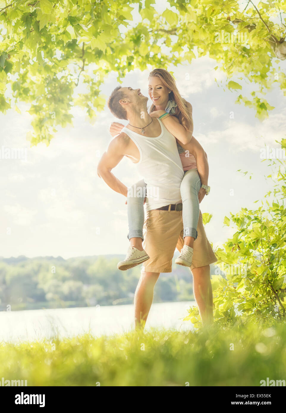 Pareja de amor sobre el lago, un abrazo Foto de stock