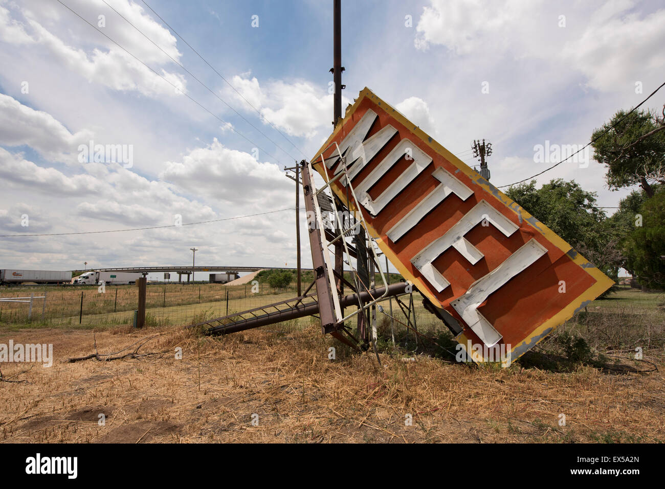 Caído Motel signo en la Ruta 66 en el Adrian, Texas Foto de stock