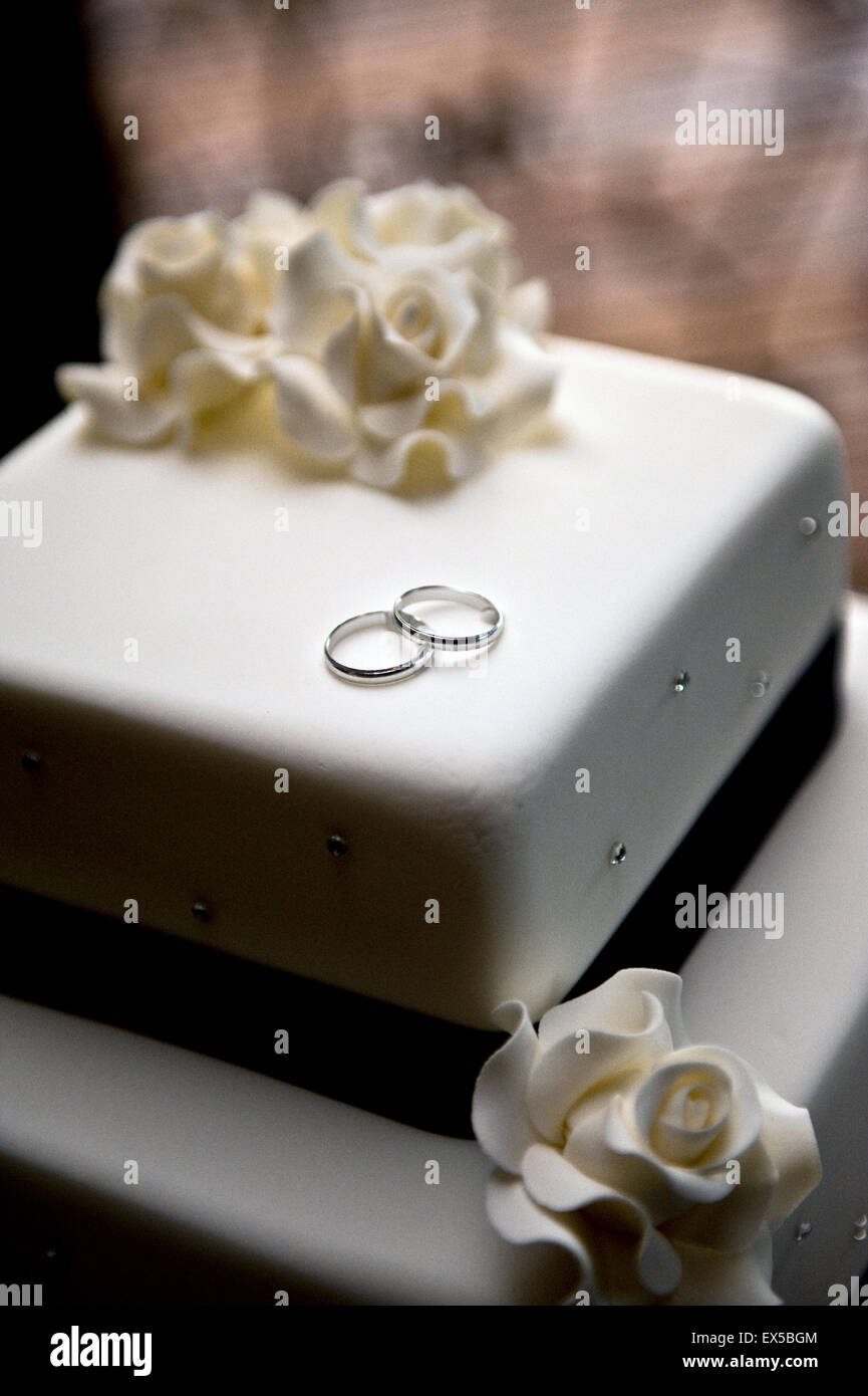 Decorado pastel de boda con anillos, aparece en la parte superior  Fotografía de stock - Alamy