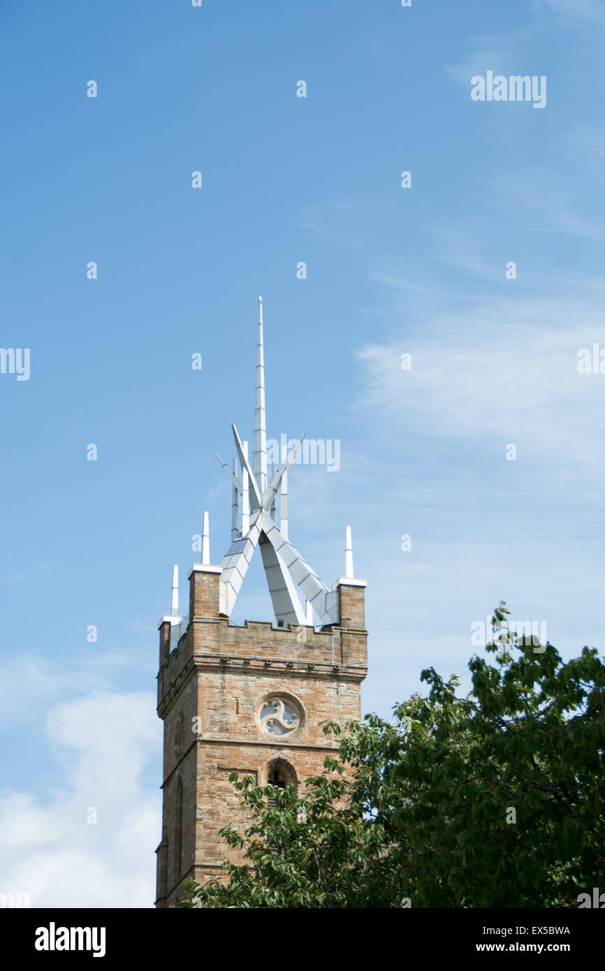 Palacio de Linlithgow chapitel de la torre con el soleado cielo azul en el fondo Foto de stock