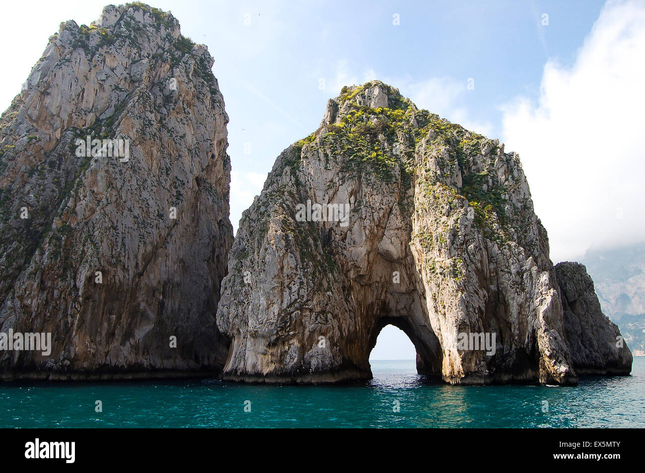 Perforado Cliff - Isla de Capri - Italia Foto de stock