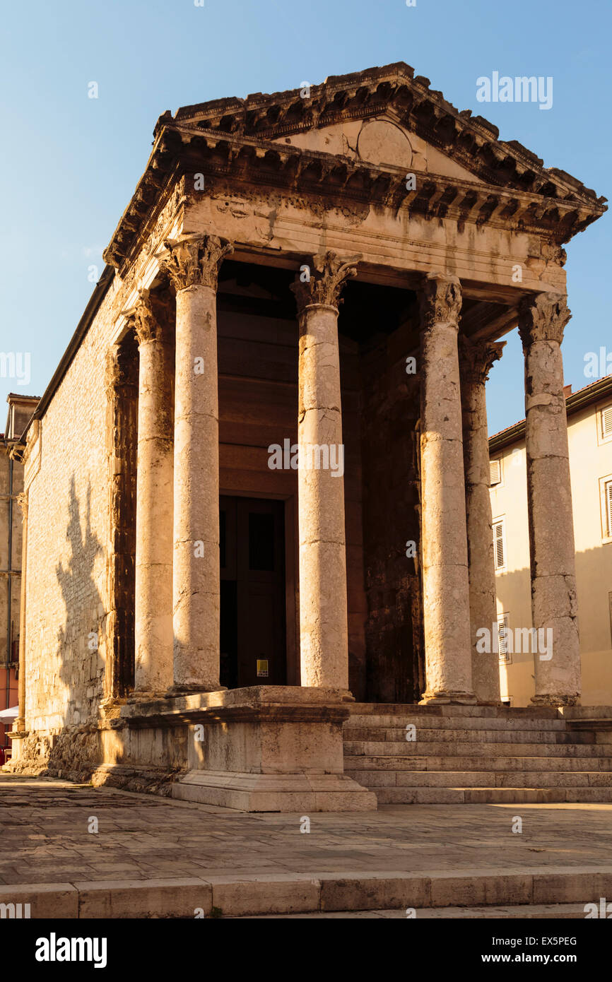 Pula, en el condado de Istria, Croacia. Templo romano de Romae y Augusto. Foto de stock