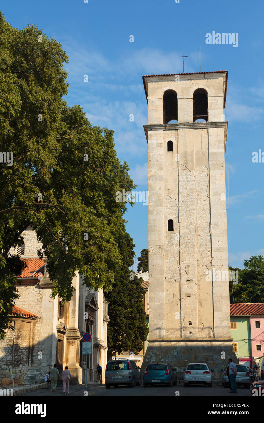 Pula, en el condado de Istria, Croacia. El campanario de la catedral. Foto de stock
