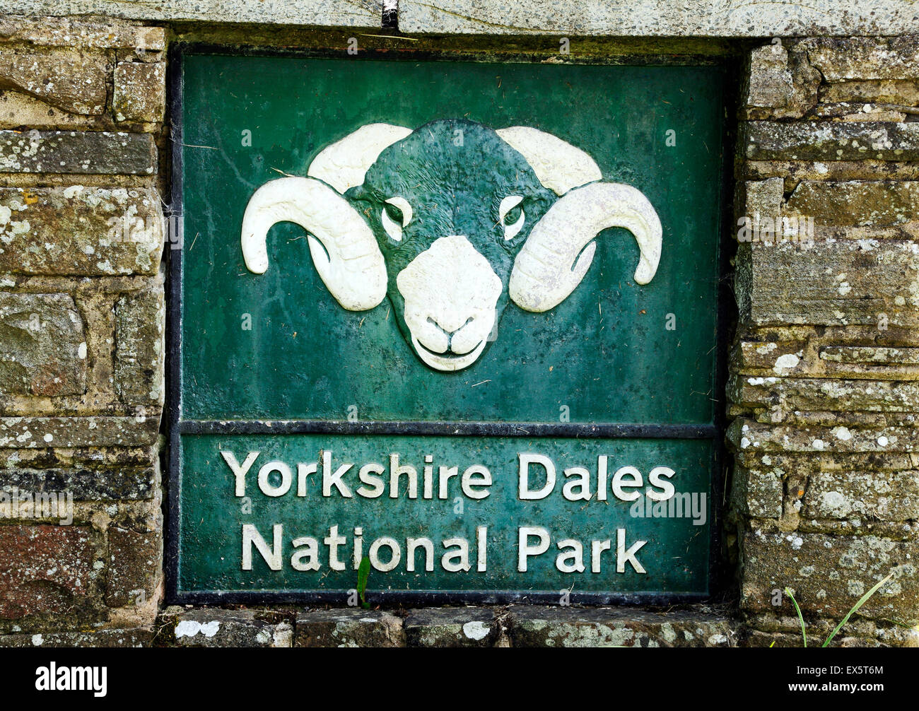 Límite del Parque Nacional de Yorkshire Dales signo, Inglaterra Ram con cuernos rizado Foto de stock