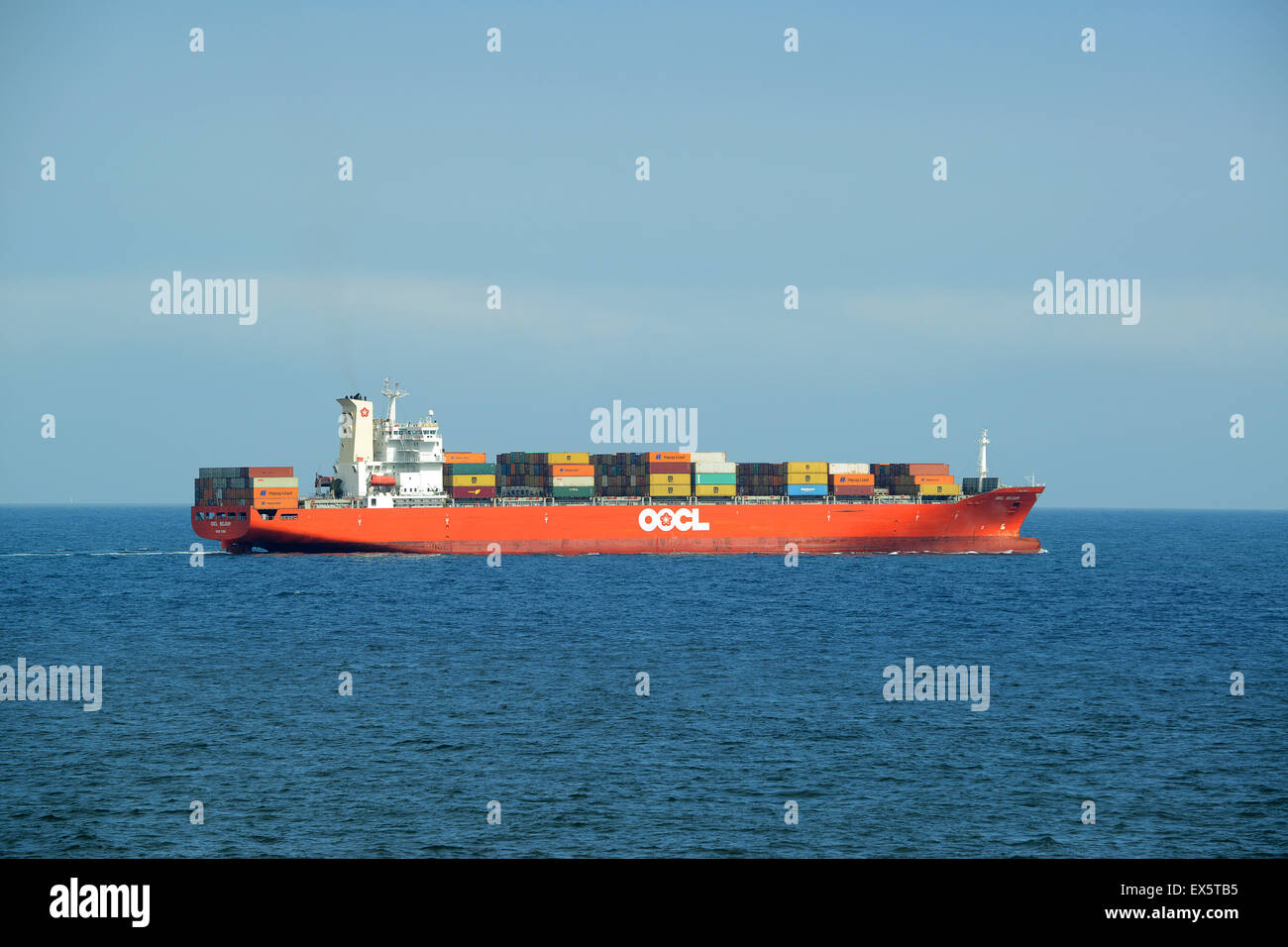 OOCL de carga de un buque portacontenedores cruzando el Canal Inglés Reino Unido Foto de stock