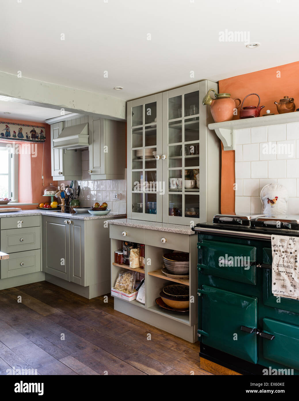 País cocina con techo de vigas y rayburn. Las unidades están pintadas en gris francés por Farrow & Ball Foto de stock