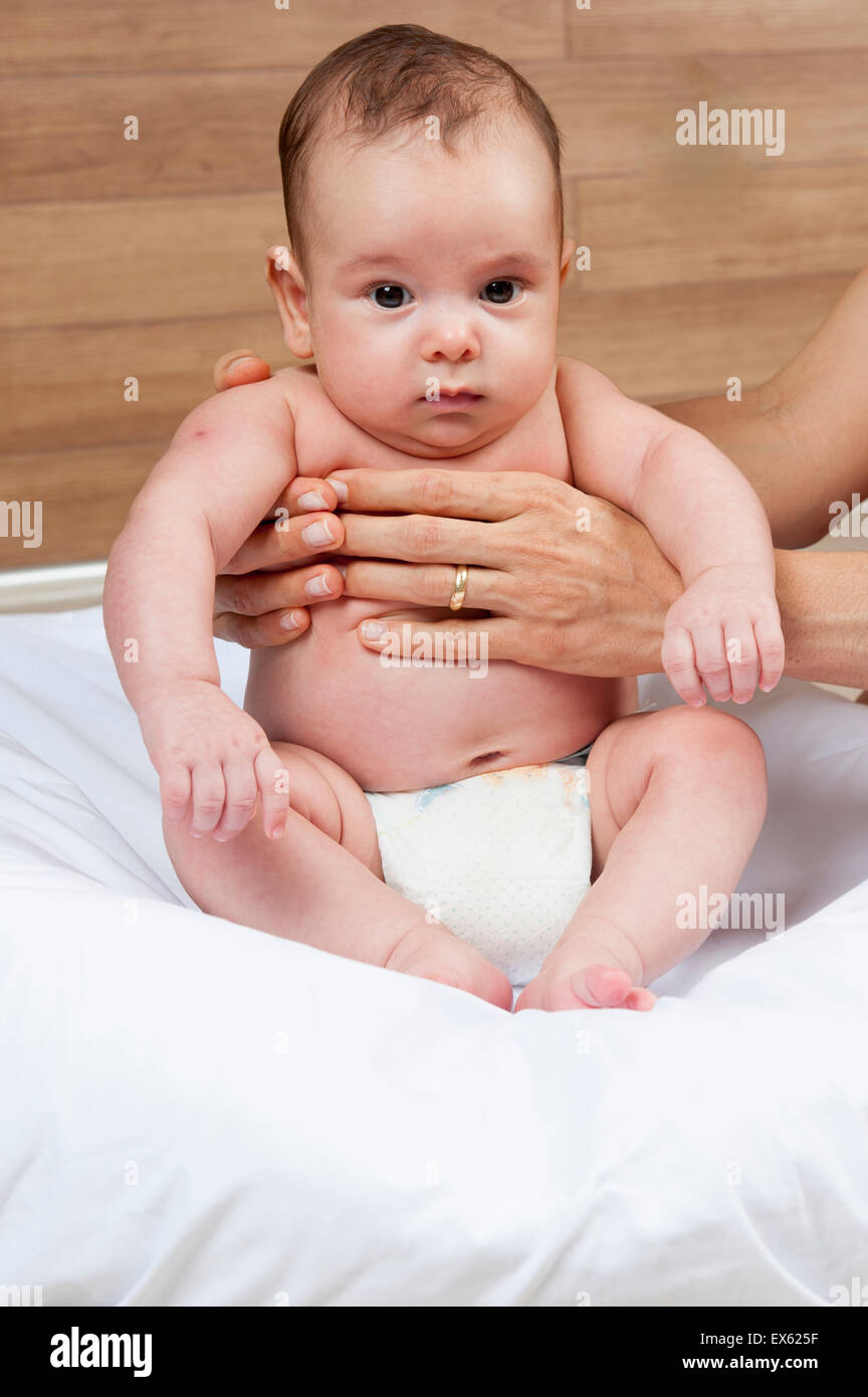 Cara cerca de un bebé recién nacido Foto de stock