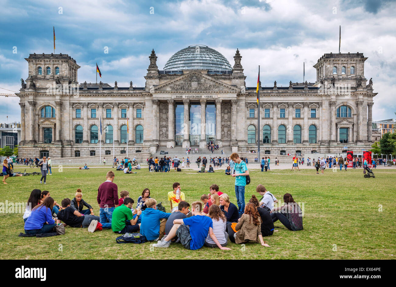 Alemania, Berlín, cielos nublados sobre el edificio del Reichstag Foto de stock