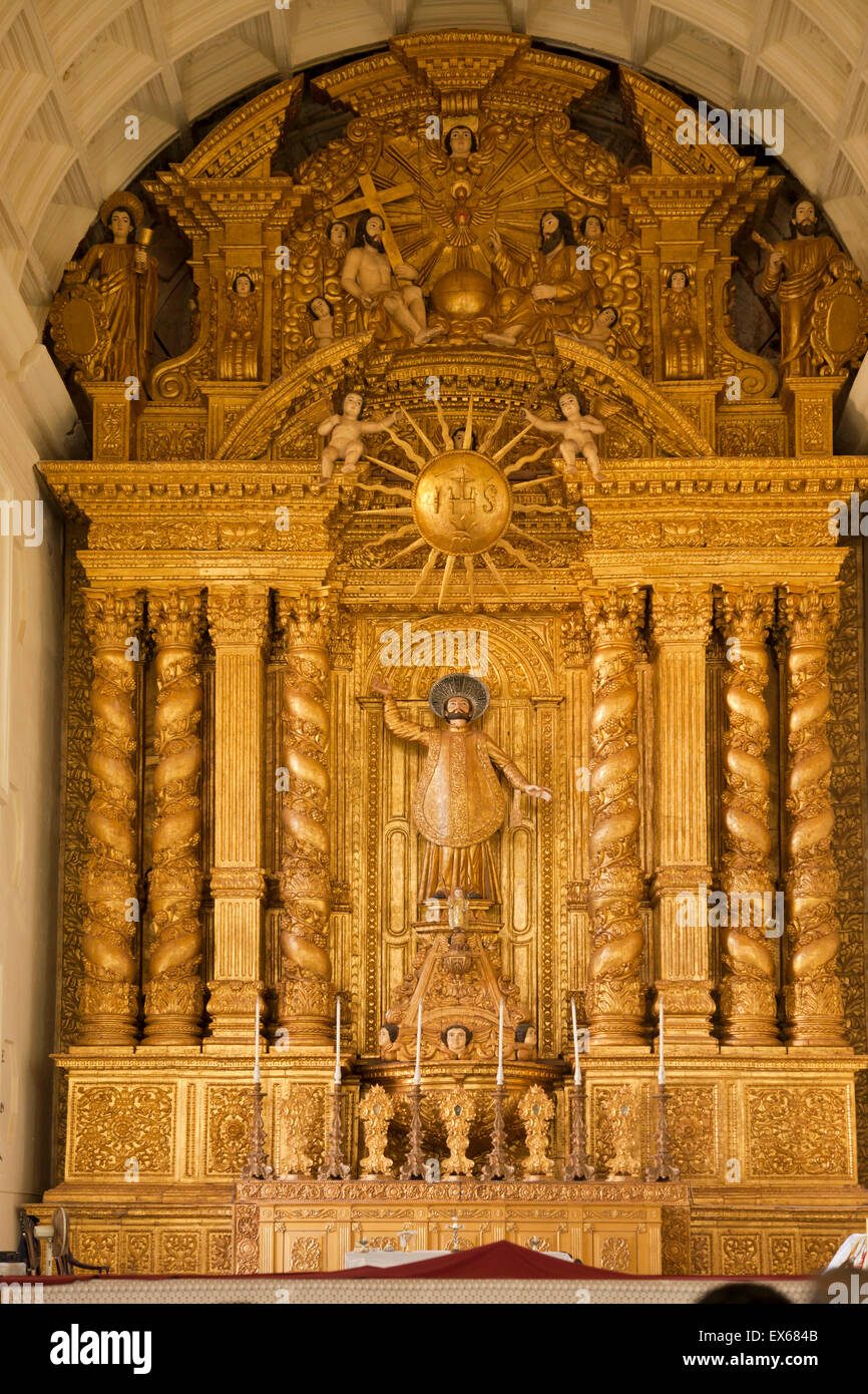 El altar de la Basílica do Bom Jesus, Velha Goa o viejo Goa, cerca de Panaji o Panjim, Goa, India Foto de stock