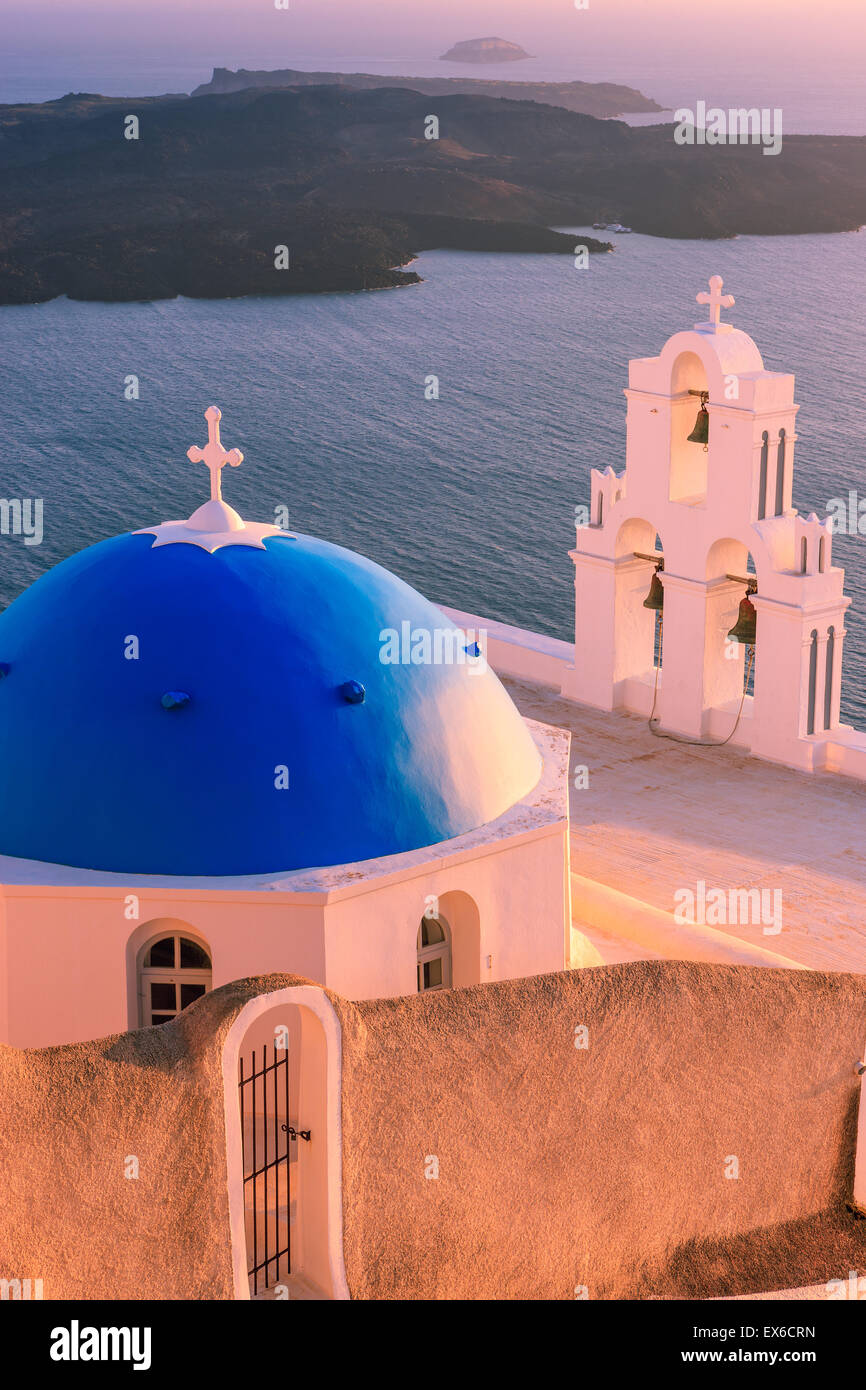 Aghioi Theodoroi iglesia en Firostefani en Santorini, una de las islas Cícladas en el Mar Egeo, en Grecia. Foto de stock