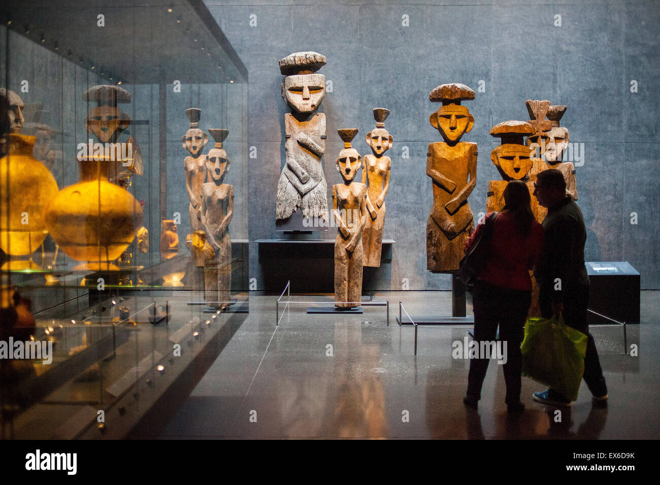 Museo Chileno de Arte Precolombino, Mapuche Chemamulles estatuas funerarias, Sala Chile antes de ser Chile (Chile antes de Chile ha. Foto de stock