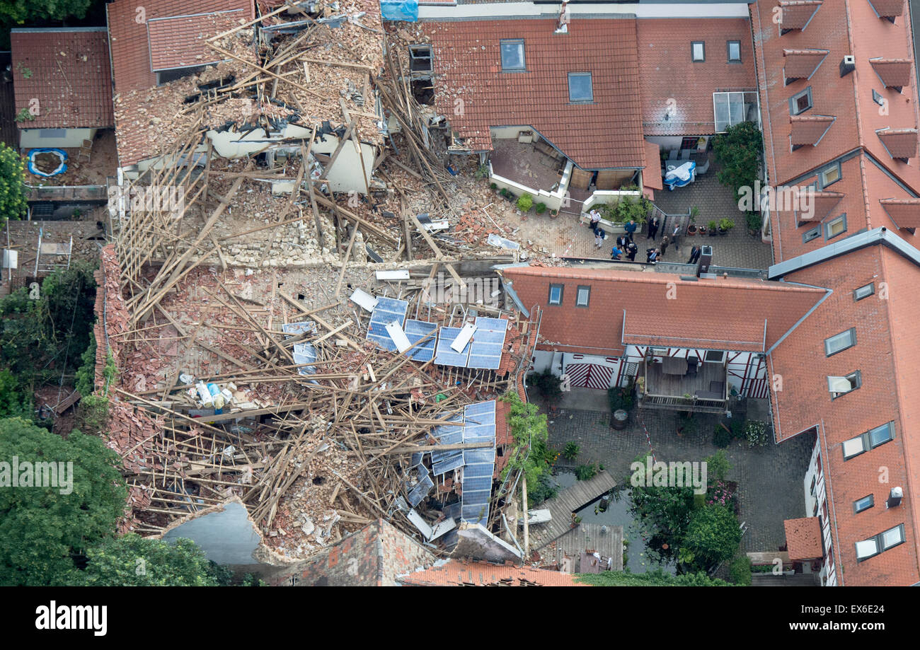 Framersheim, Alemania. 8 de julio de 2015. Una vista aérea muestra los daños infligidos en un edificio en Framersheim, Alemania, 8 de julio de 2015. Un fuerte frente de tormenta ha causado graves daños en la zona local, provocando daños en millones de euros. Foto: Boris Roessler/dpa/Alamy Live News Foto de stock