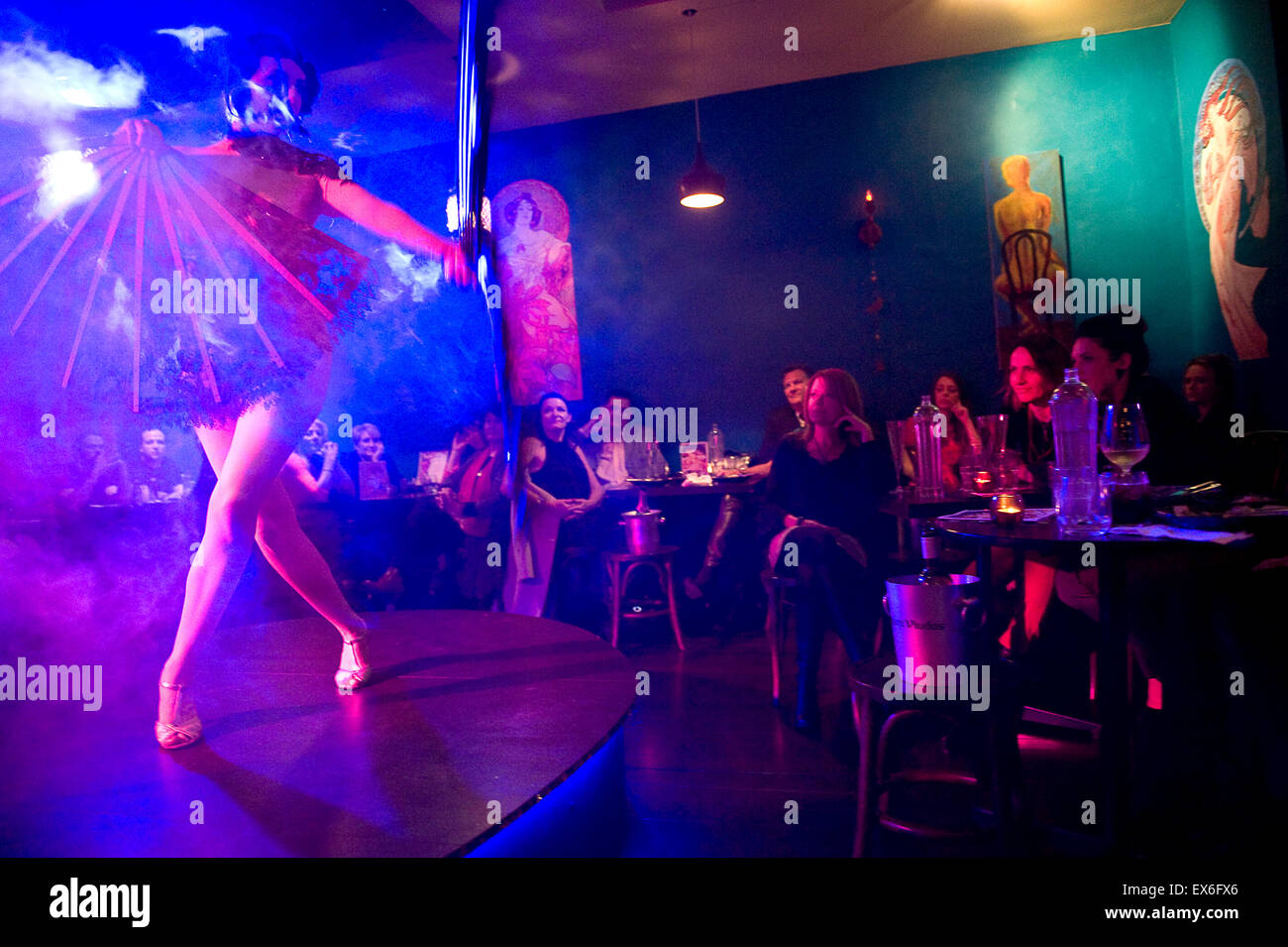 Una danza burlesca actuando en un cabaret Foto de stock