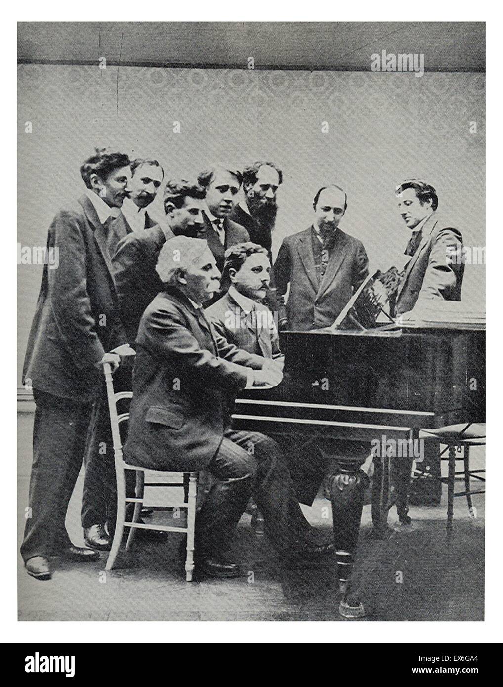 Comité Fundador de la Société musicale indépendente 1909. Gabriel Faure (1845-1924) y Jean Roger-Ducasse (1873-1954), compositores franceses, en el piano, acompañado, detrás de ellos, por Louis Aubert, Maurice Ravel, A.Z. Mathot, Andre Caplet, Charles Koechl Foto de stock