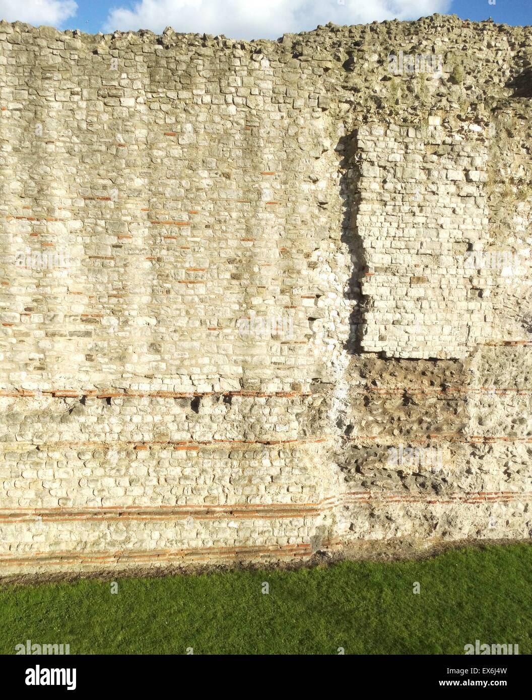 Fotografía en color de pared de Londres, un muro defensivo construido por los romanos alrededor de Londinium. Fecha del siglo II D.C. Foto de stock