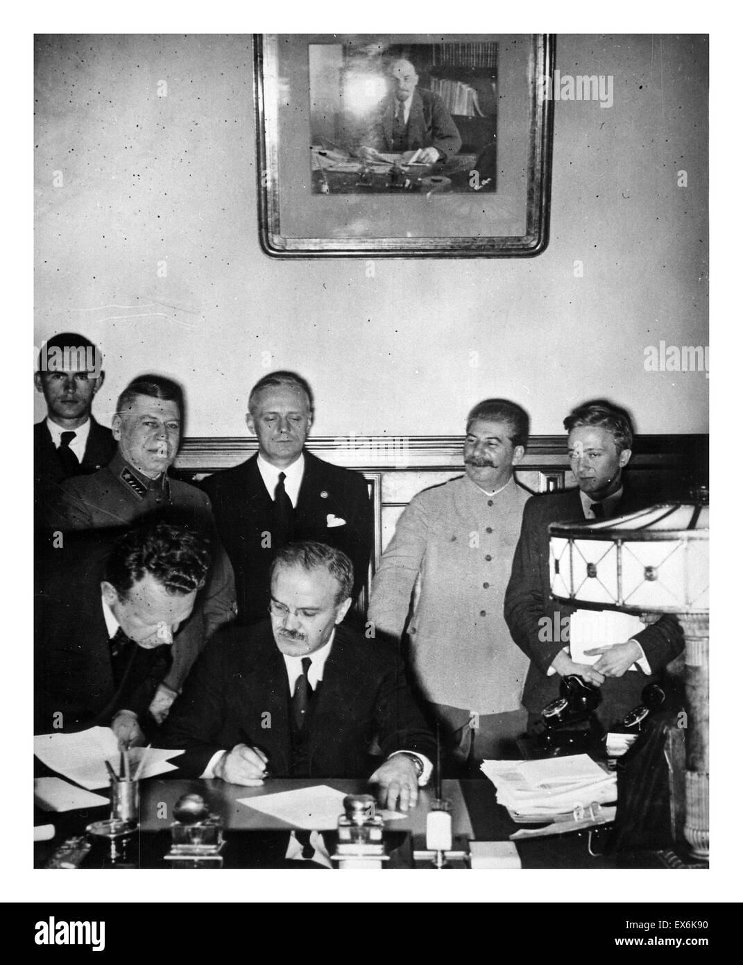 El Ministro de Asuntos Exteriores ruso, Vyacheslav Molotov la firma del pacto de no agresión germano-soviético, Moscú, Rusia, en 1939. Ministro alemán Von Ribbentrop y Josef Stalin mirar Foto de stock