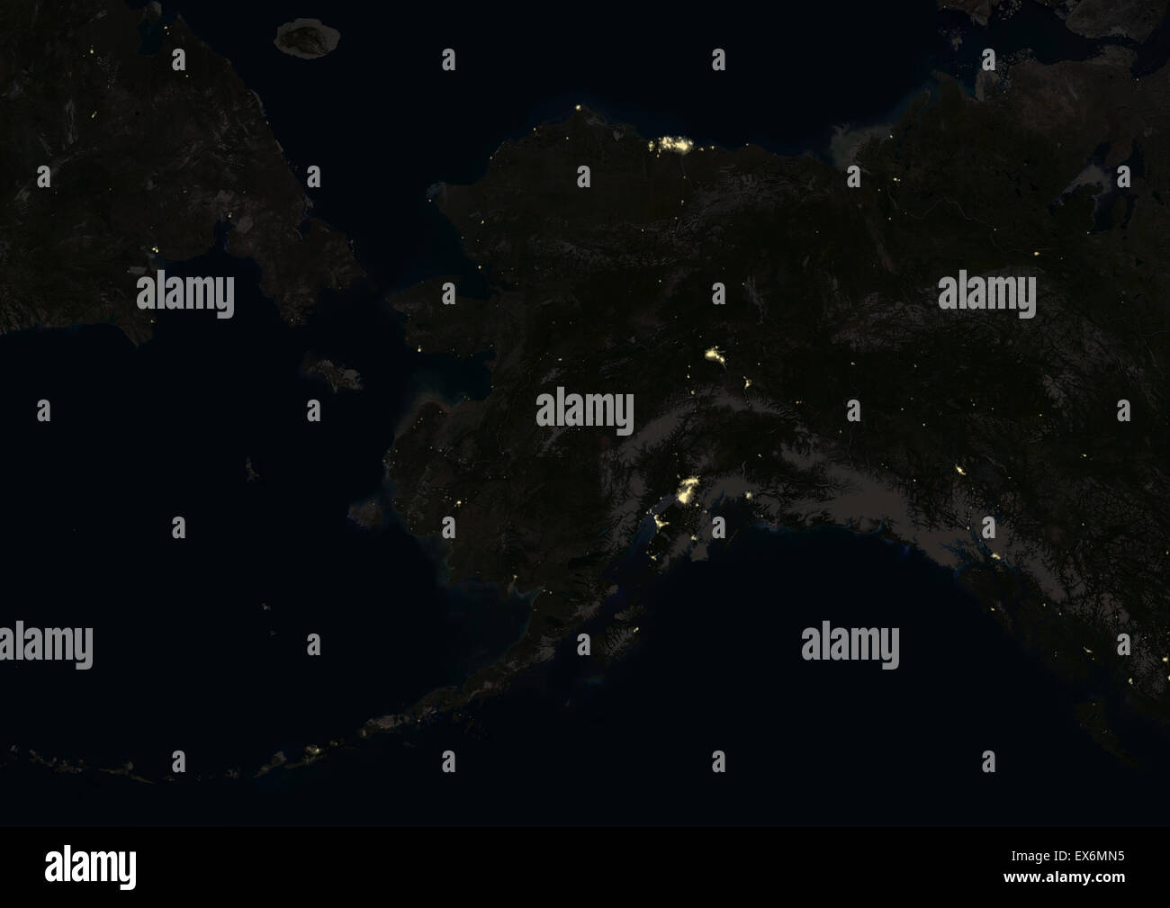 Alaska, EE.UU. por la noche en 2012. Esta imagen de satélite muestra las luces urbanas e industriales. Foto de stock