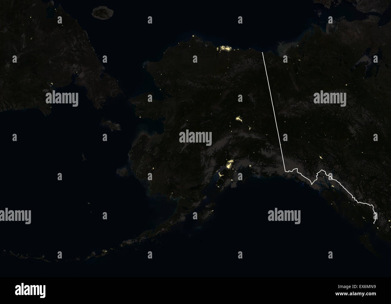 Alaska, EE.UU. por la noche en 2012. Esta imagen de satélite con las fronteras del país muestra las luces urbanas e industriales. Foto de stock