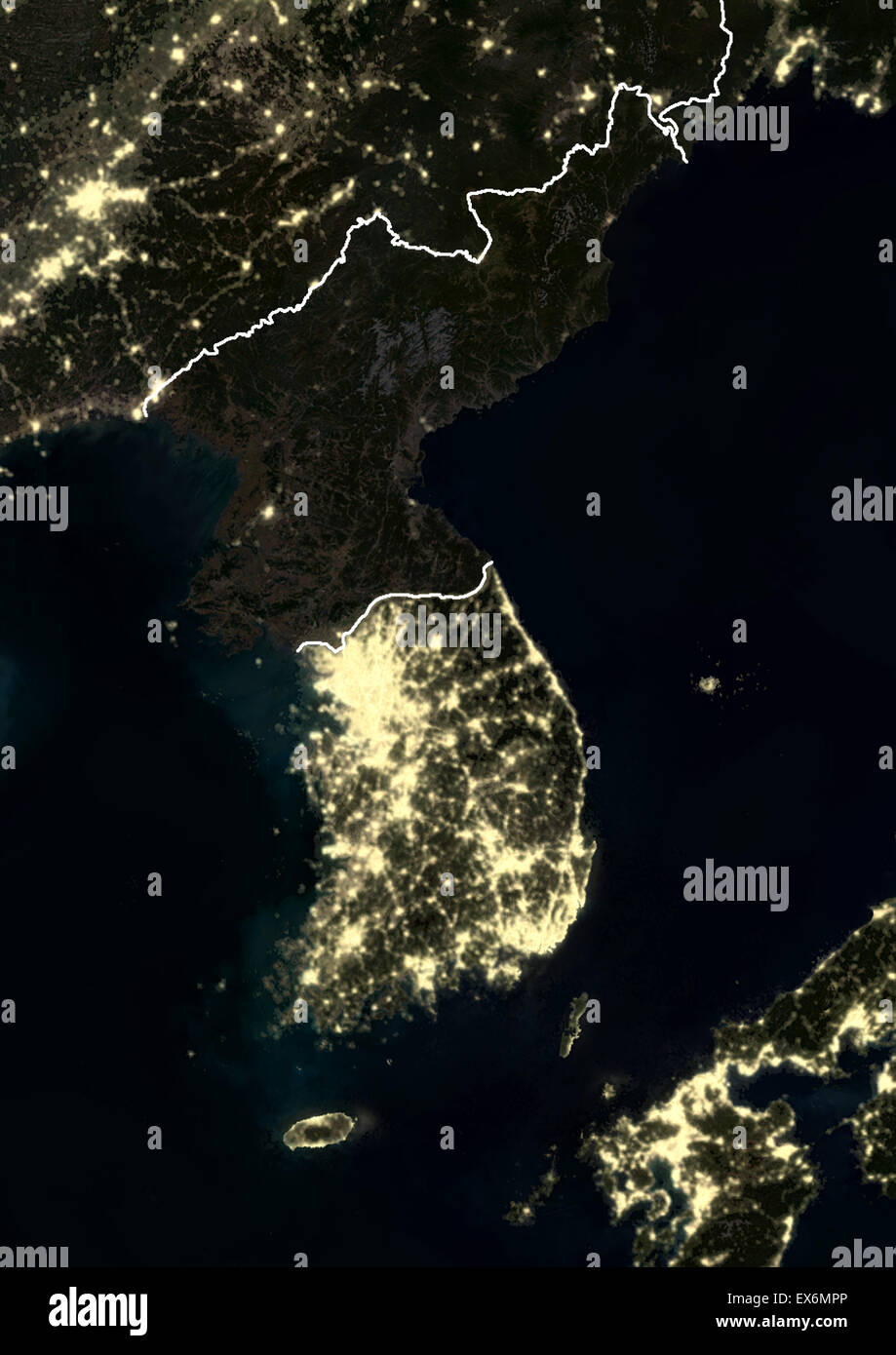 En la noche de la península de Corea en 2012. Esta imagen de satélite con las fronteras del país muestra las luces urbanas e industriales. Foto de stock