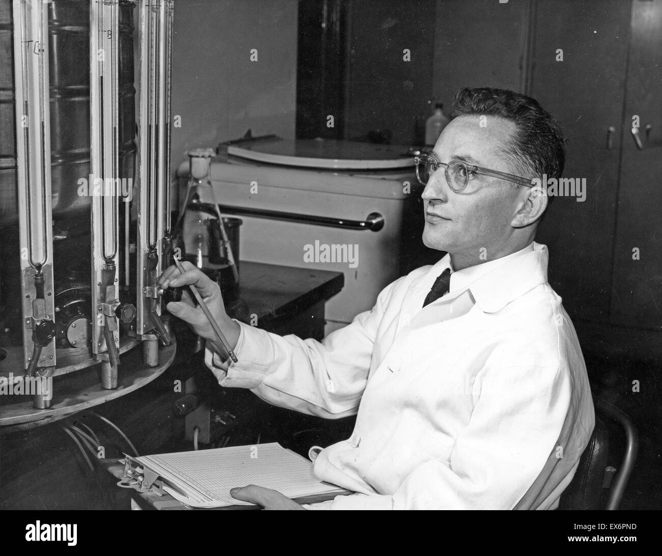 Sol Spiegelman (1914-1983) fue un biólogo molecular estadounidense cuyos descubrimientos pioneros aceleró el estudio de genes de mecanismos y sentó las bases de la tecnología de ADN recombinante. Sol Spiegelman trabajan en el laboratorio de la Universidad de Illinois 1951 Foto de stock