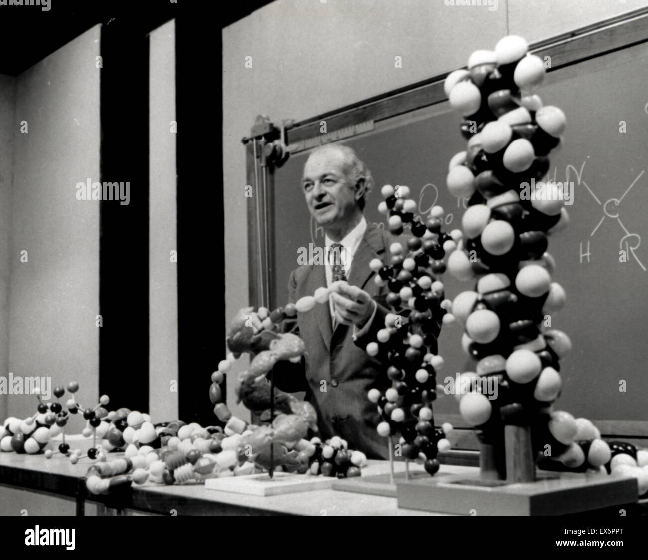 Linus Pauling hablando en una sala de conferencias en 1967. Linus