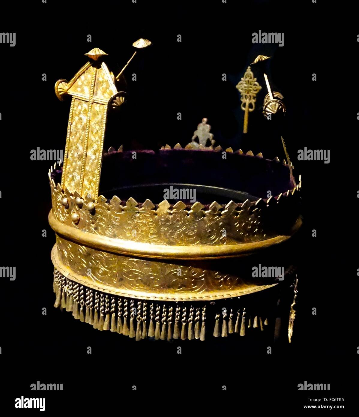 Corona. Desde Etiopía, realizada en plata dorada y terciopelo. Foto de stock
