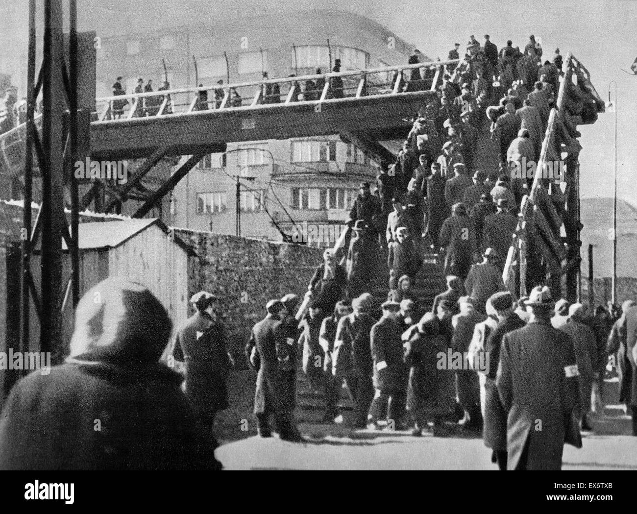 Segunda guerra mundial Polonia: pasarela sobre Ch?odna Street en el gueto  de Varsovia. 1942 Fotografía de stock - Alamy