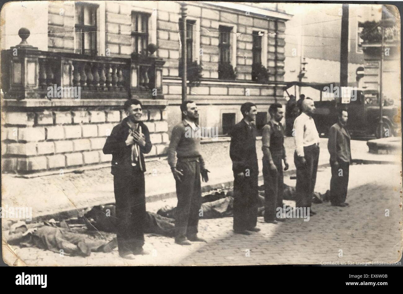 Frente a la muerte las diferentes expresiones de seis civiles polacos, momentos antes de la muerte por fusilamiento, después de la invasión nazi de Polonia al comienzo de la segunda guerra mundial 1939 Foto de stock