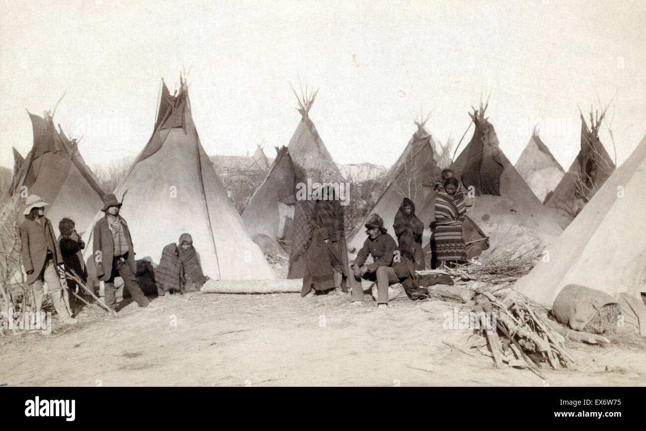 Impresión fotográfica de un grupo de pueblos Miniconjou tepee en un campamento, cerca de la Reserva de Pine Ridge. Fotografiado por John C. H. Grabill. Fecha 1891 Foto de stock