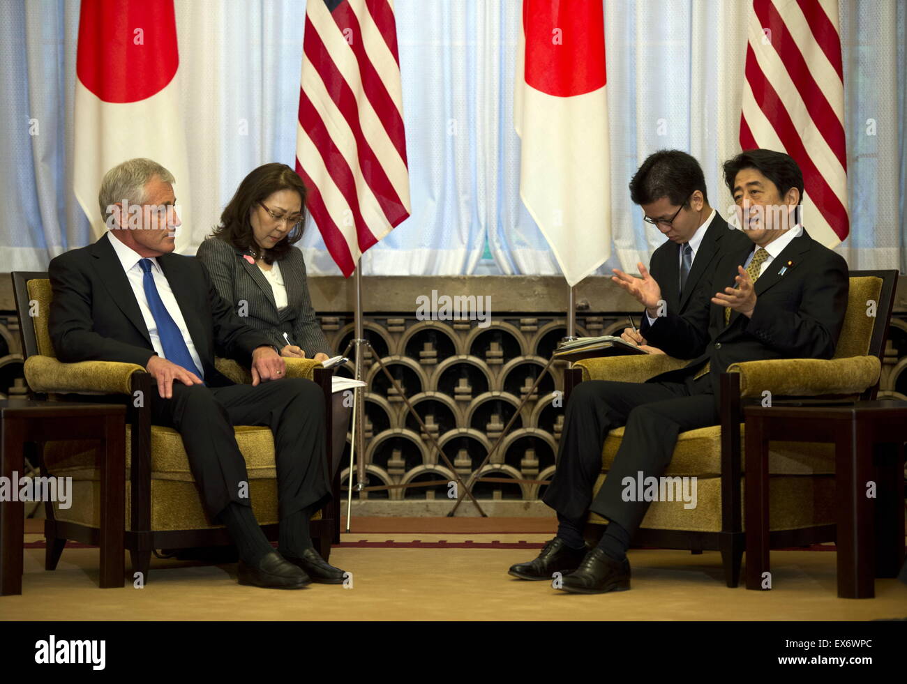 Chuck Hagel el secretario de Defensa estadounidense , izquierda, se reúne con el Primer Ministro japonés Shinzo Abe 2014 Foto de stock