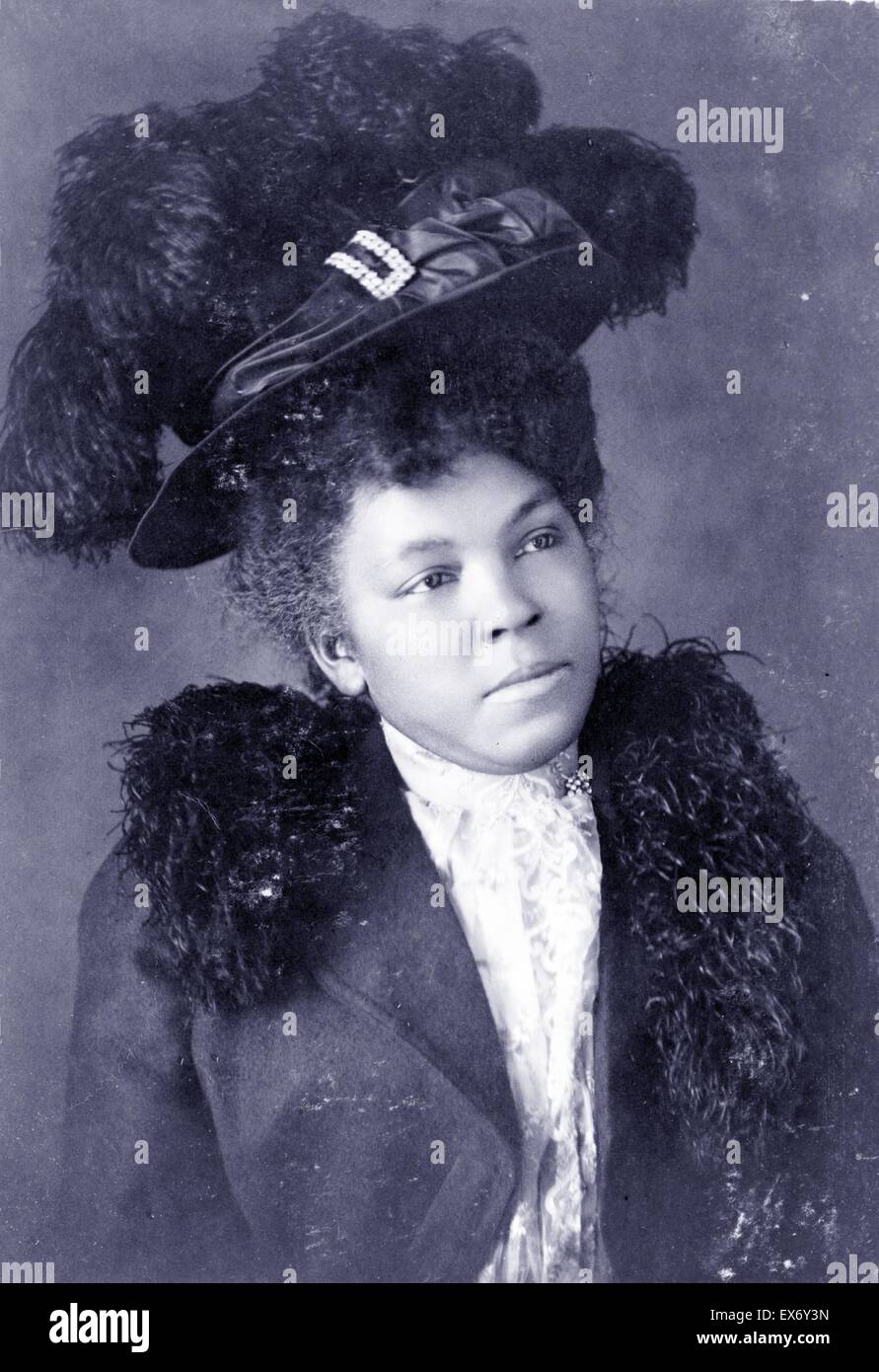 Joven afroamericana, retrato de media longitud, mirando hacia la derecha, llevar sombrero. Publicado 1899 o 1900. Foto de stock