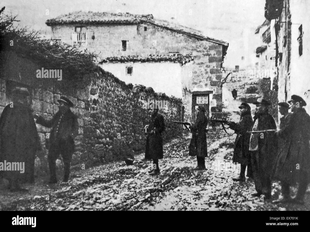 Los guardias civiles españoles cuestionando un comunista sacado de su casa en Zaragoza 1936 Foto de stock