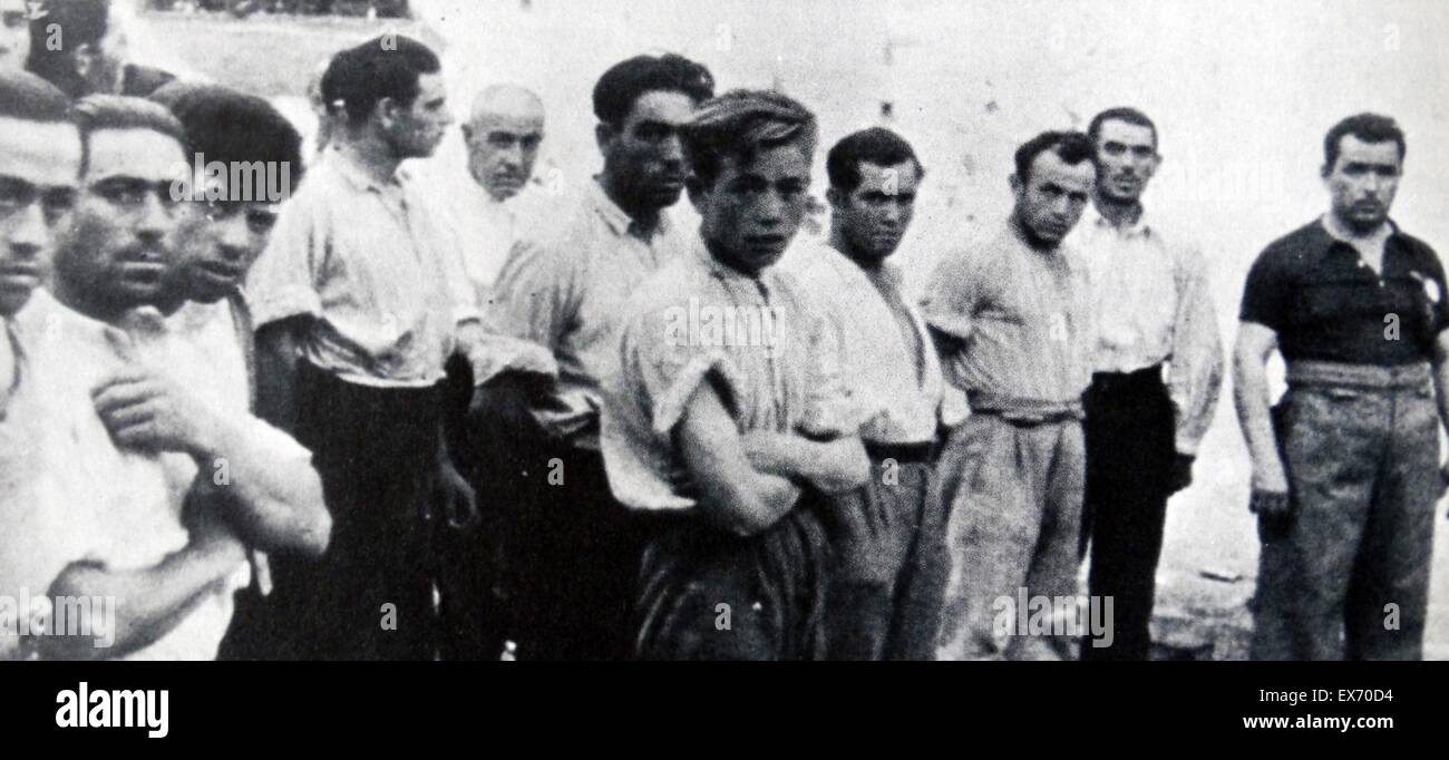 Seguidores republicanos son redondeados y intered durante la Guerra Civil Española de 1937 Foto de stock