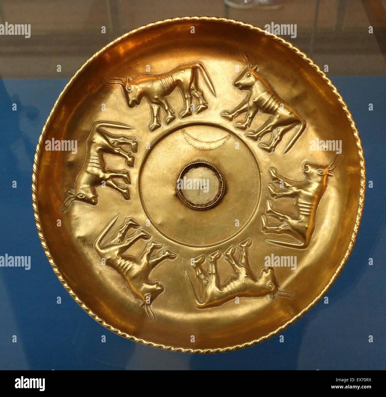 Oro phiale (Libération bowl) decoradas en relieve con seis toros; Sicilia, quizás en Gela, bajo influencia Fenicia alrededor de 600 A.C. Foto de stock