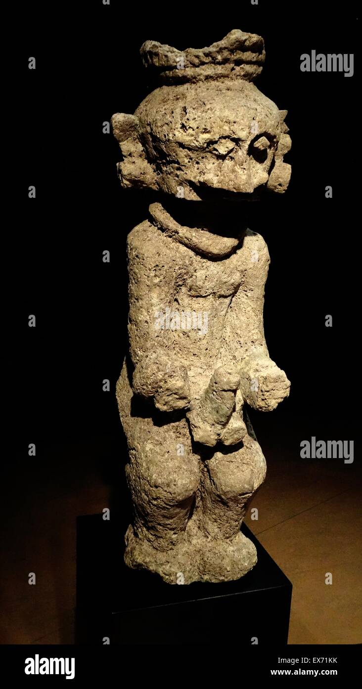 Lawolo' una estatua de protección masculina, utilizado para asustar a un enemigo de Nias, en Indonesia. Siglo xix piedra calcificada Foto de stock