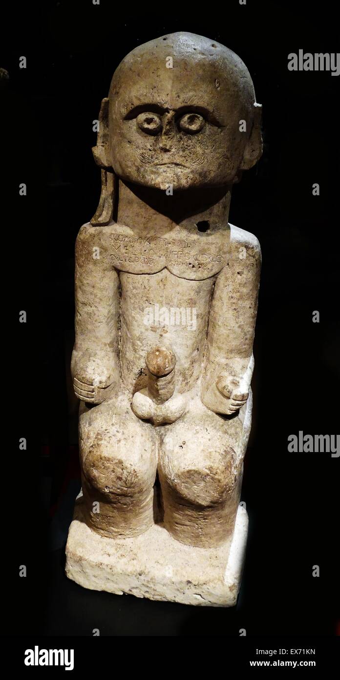 Lawolo' una estatua de protección masculina, utilizado para asustar a un enemigo de Nias, en Indonesia. Siglo xix piedra calcificada Foto de stock